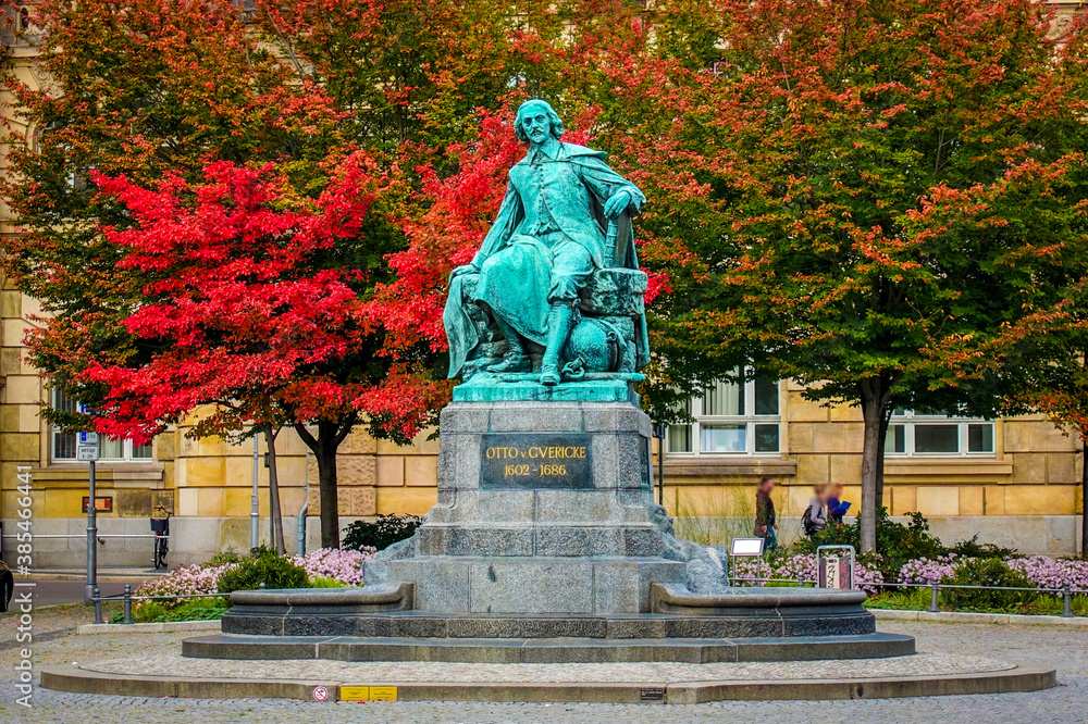 Obraz premium Otto von Guericke Denkmal in Magdeburg, Deutschland