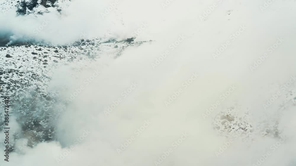 噴煙を上げる雪山 噴煙を上げる雪山