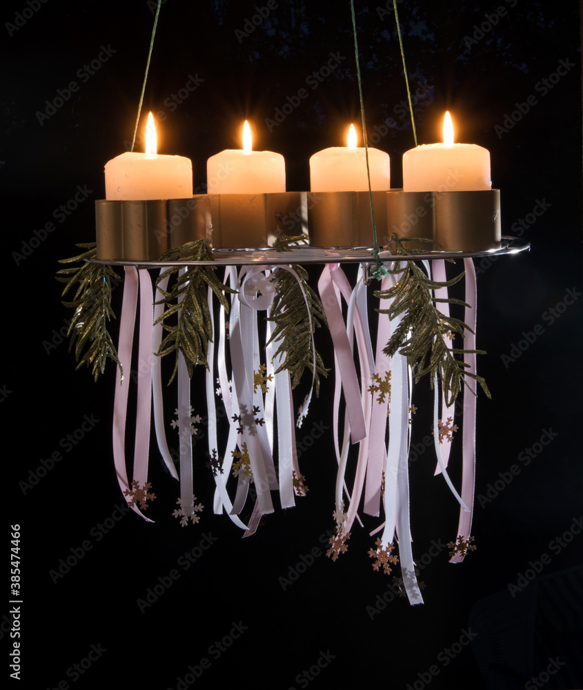 Weihnachten Advent Kerze Adventskranz Modern Flame Ständer Metall  Kerzenständer Leuchten Wachskerze Glitzer Deko Untersatz Feuer Lichtschein  Kerzenständer Stock Photo | Adobe Stock