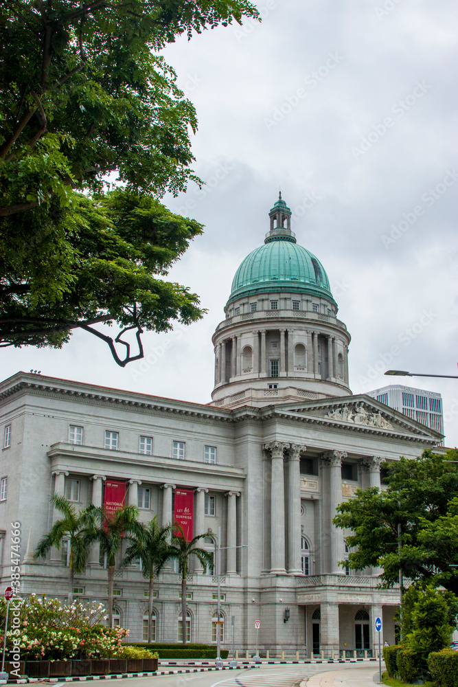 Fototapeta premium Singapore Oct 14th 2020: the dome of national gallery Singapore from old Supreme Court Building. An art museum located in the Downtown Core district of Singapore.