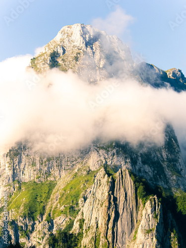 Sommet dans la brume dans les Pyrénées Françaises