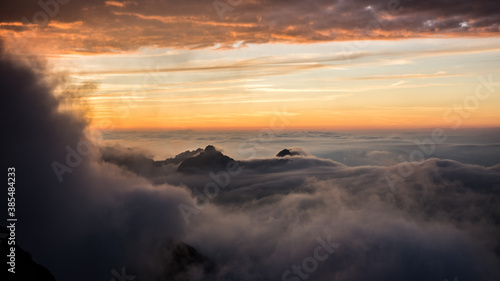 mer de nuages au couché de soleil 