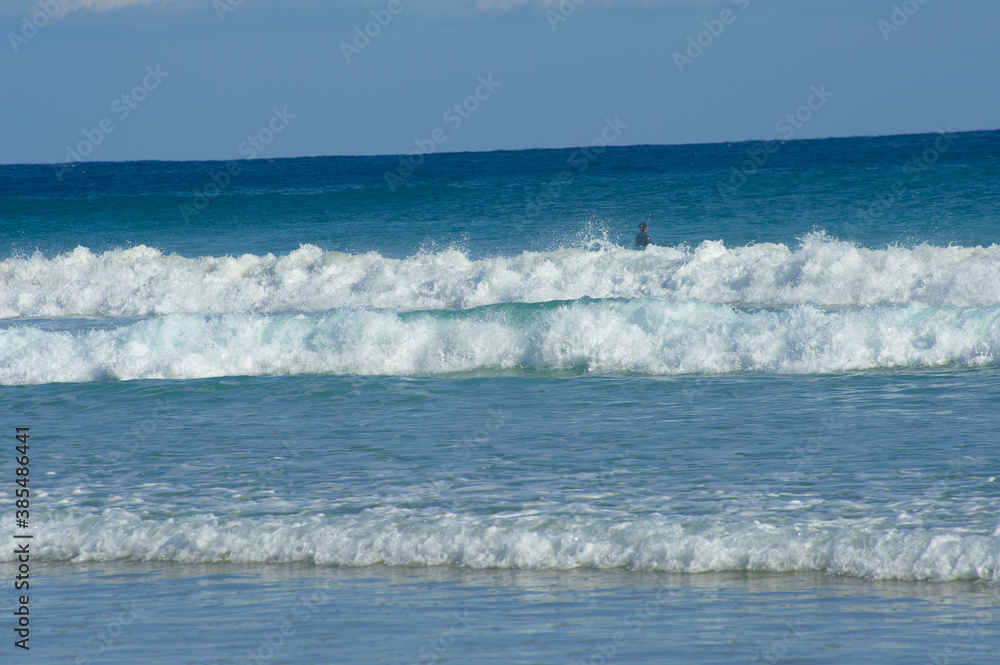打ち寄せる白い波と青い海