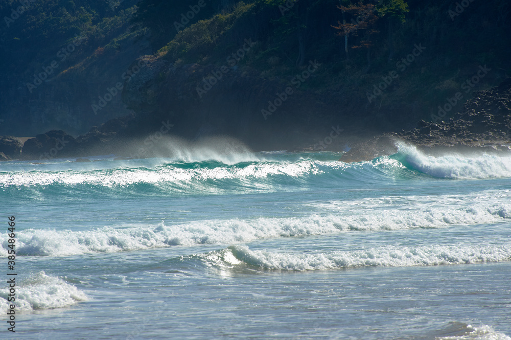 打ち寄せる白い波飛沫と青い海 打ち寄せる白い波飛沫と青い海