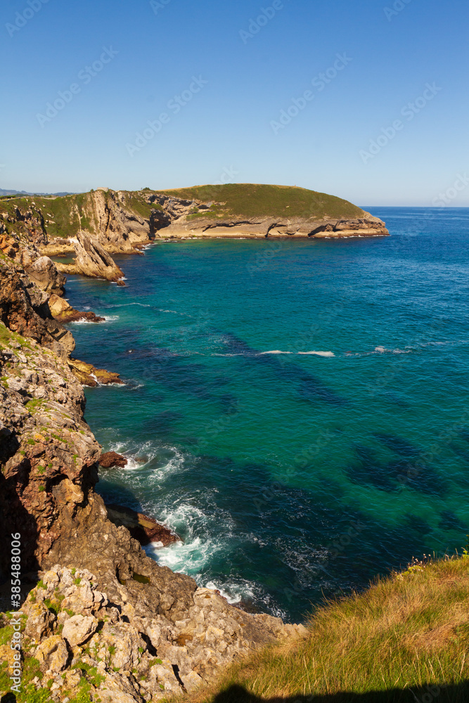Fototapeta premium Paisaje de la costa y acantilados de la zona oriental de Astúrias