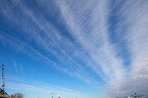 Plakat w ramie 綺麗に伸びた薄い筋雲の青空