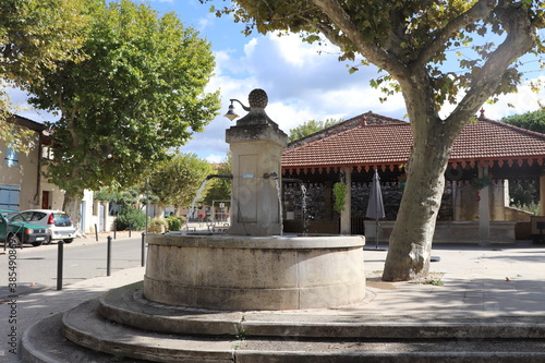 Fontaine en pierre dans le village de Allan, ville de Allan, département de la Drôme, France