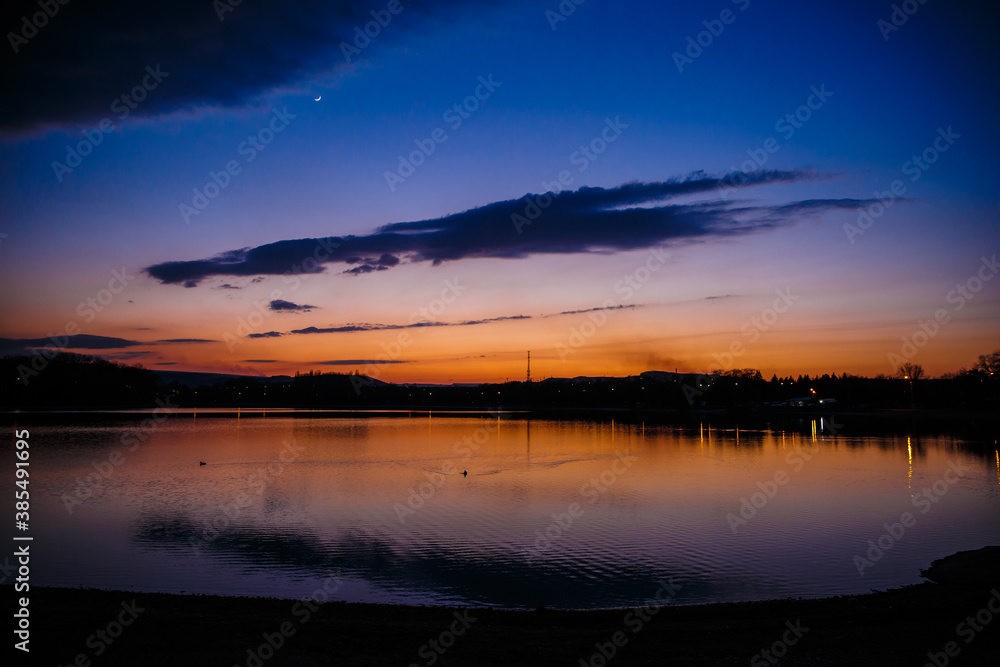 Obraz premium sunset over the lake