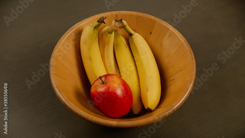 plátanos y manzana en el frutero