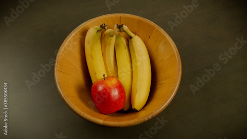 Plátanos y manzana en el frutero 