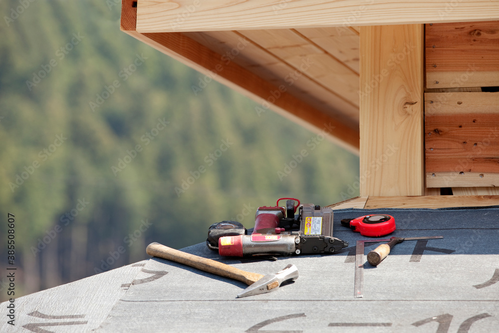 Obraz premium 建築中の家と大工道具