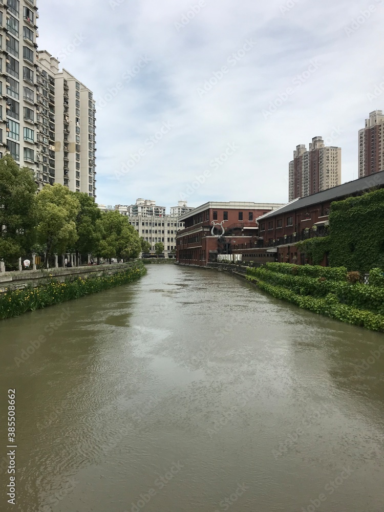 River in the middle of the buildings