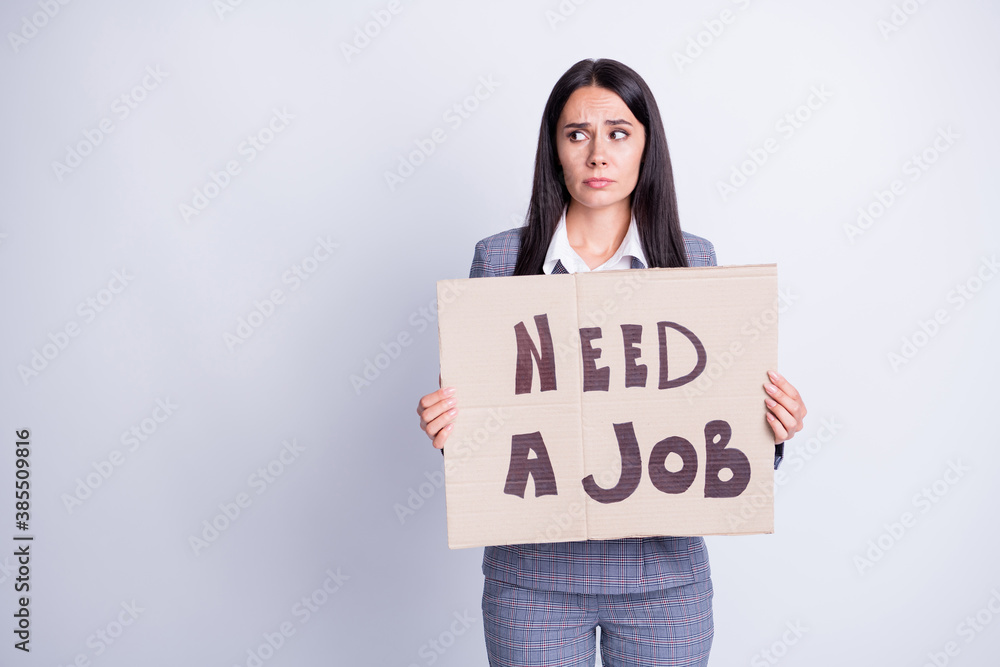 Photo frustrated upset woman banker agent coronavirus economic crisis lose work hold paper card text need job look copyspace wear checkered jacket pants isolated gray color background Photo frustrated upset woman banker agent coronavirus economic crisis lose work hold paper card text need job look copyspace wear checkered jacket pants isolated gray color background