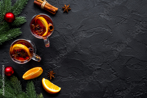 Bild auf Leinwand Christmas mulled wine with spices and oranges - winter hot drink