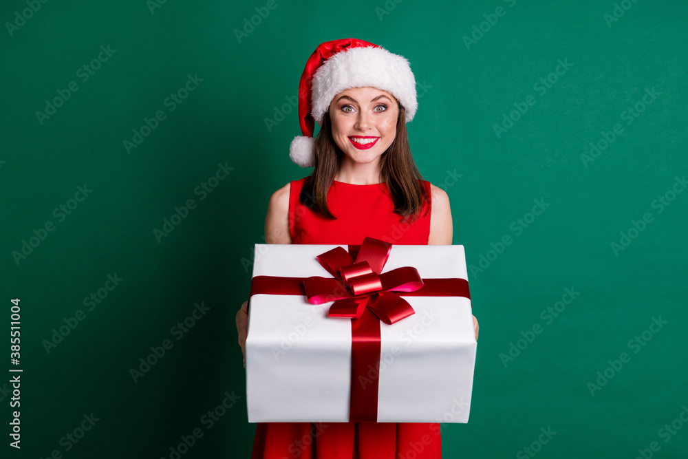 Photo pretty girl in santa claus headwear enjoy x-mas christmas spirit atmosphere celebration hold give gift box her family wear skirt isolated green dark color isolated background Photo pretty girl in santa claus headwear enjoy x-mas christmas spirit atmosphere celebration hold give gift box her family wear skirt isolated green dark color isolated background
