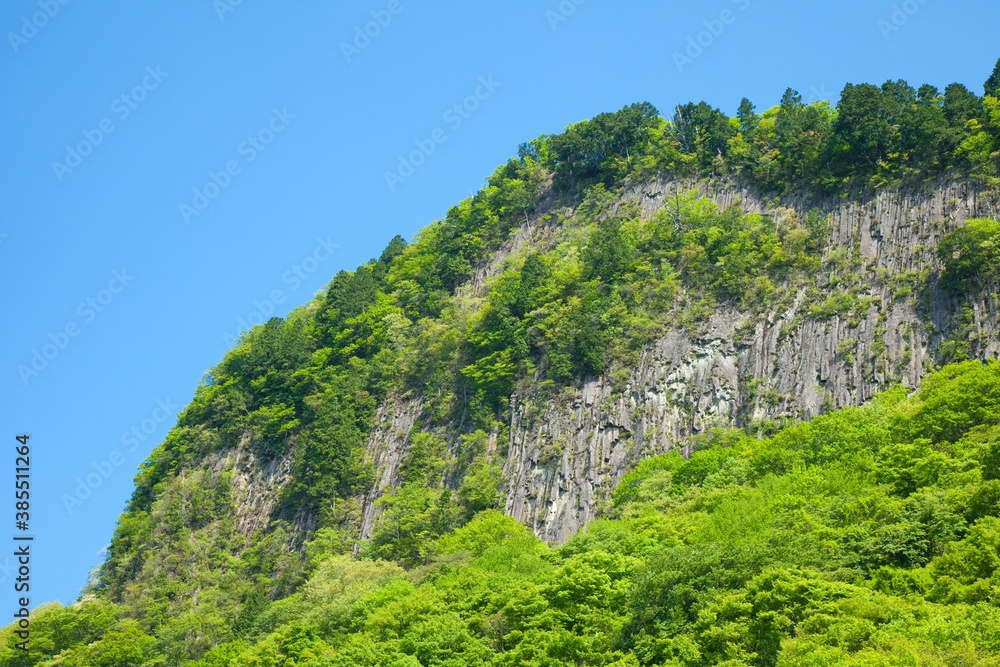 新緑の奈良曽爾村の屏風岩