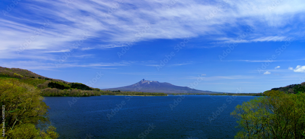 駒ケ岳と湖畔