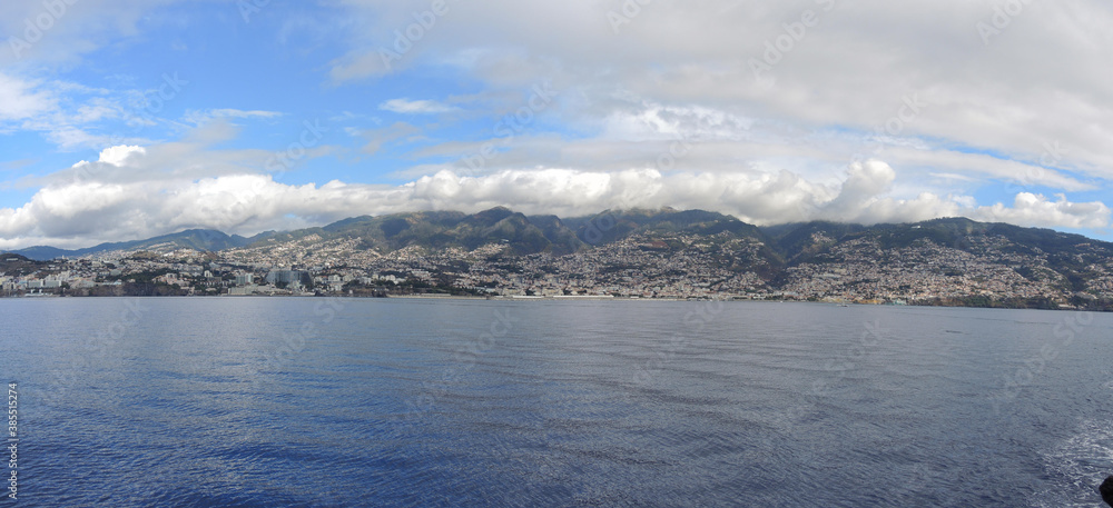 Funchal auf Madeira, Anblick vom Meer aus Funchal auf Madeira, Anblick vom Meer aus