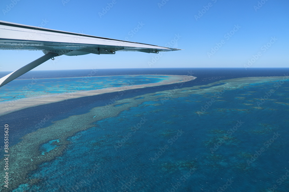 Naklejka premium Flug über das Great Barrier Reef in Australien