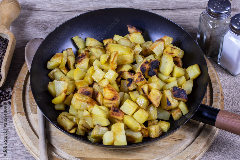 pommes de terre rissolées dans une poêle pommes de terre rissolées dans une poêle