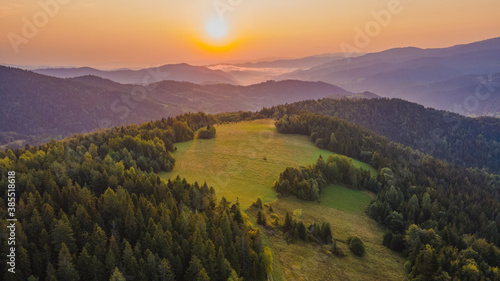 Wschód słońca w górach na południu Polski © Wojciech