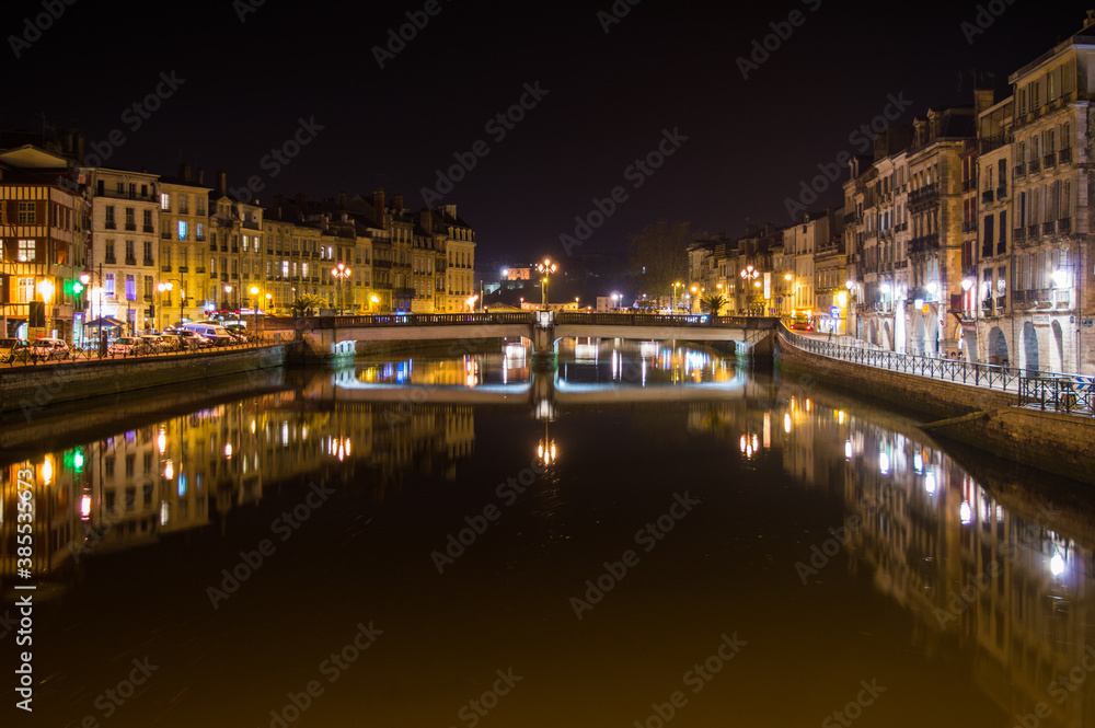 Photo de nuit au centre-ville de Bayonne, pont Pannecau sur la Nive