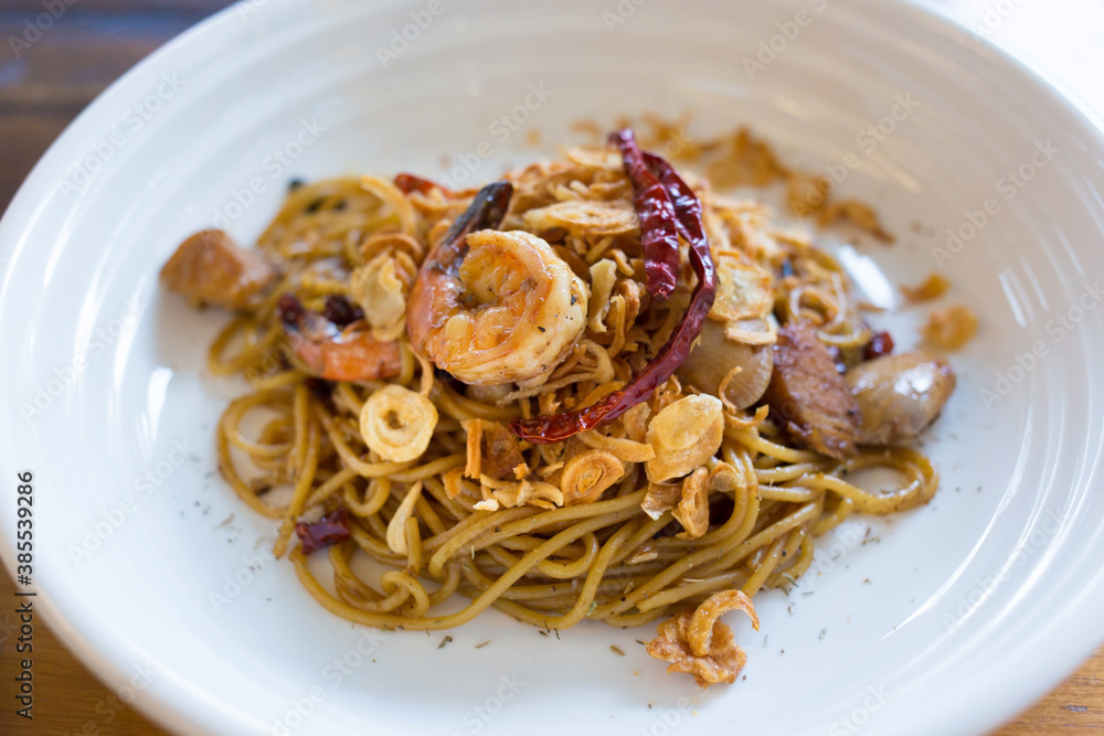 Spaghetti with Chilli Soy Sauce, Stir-Fried with Shrimp, Squid,
Trevally and Enamel Venus Shell
