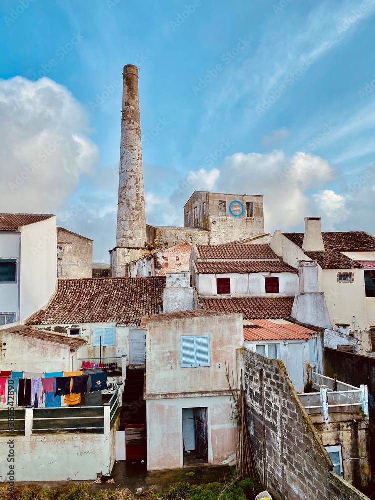 Fototapeta premium Alter Fabrikschlot in urbaner mediterraner Umgebung