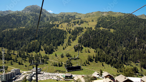 Télésiège dans les montagnes suisses