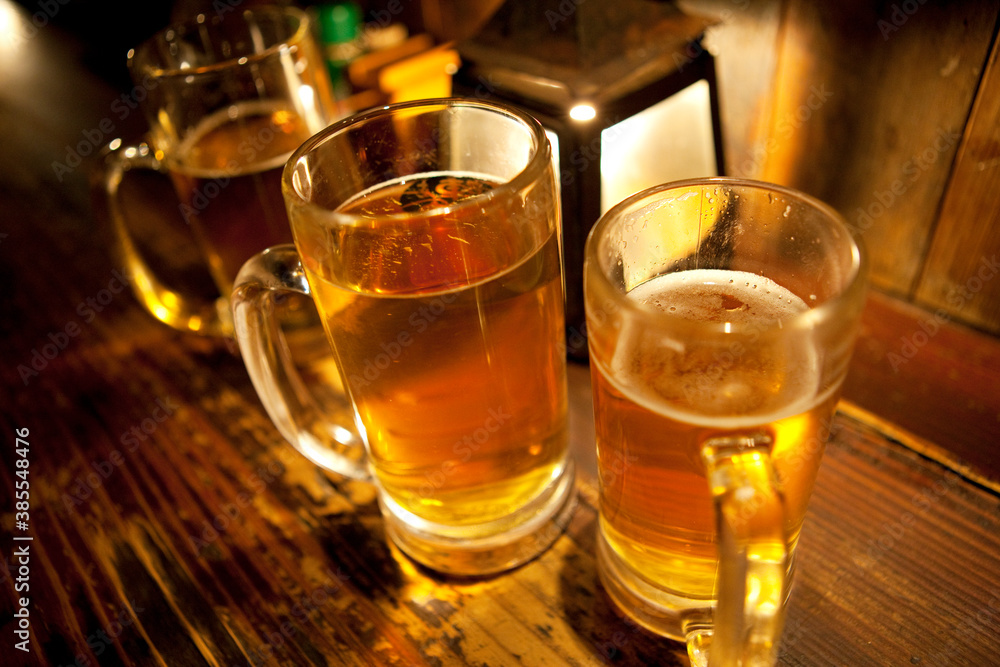 居酒屋のカウンターに置かれたビール 居酒屋のカウンターに置かれたビール