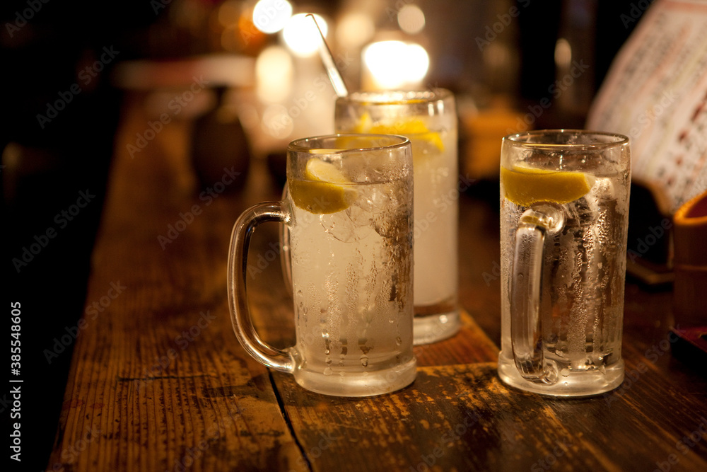 居酒屋のカウンターに置かれたレモンサワー 居酒屋のカウンターに置かれたレモンサワー