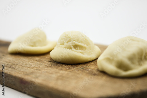 Orecchiette pugliesi sopra un mini tagliere.