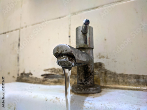 Dirty faucet water in the bathroom.