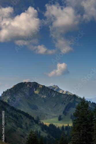 Blick vom Steineberg zum Berggipfel Stuiben auf der Nagelfluhkette in den Allgäuer Alpen