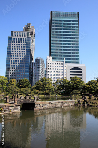 旧芝離宮恩賜庭園から高層ビル街