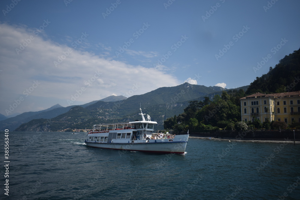 Barco crucero en el maravilloso lago Di Como Barco crucero en el maravilloso lago Di Como