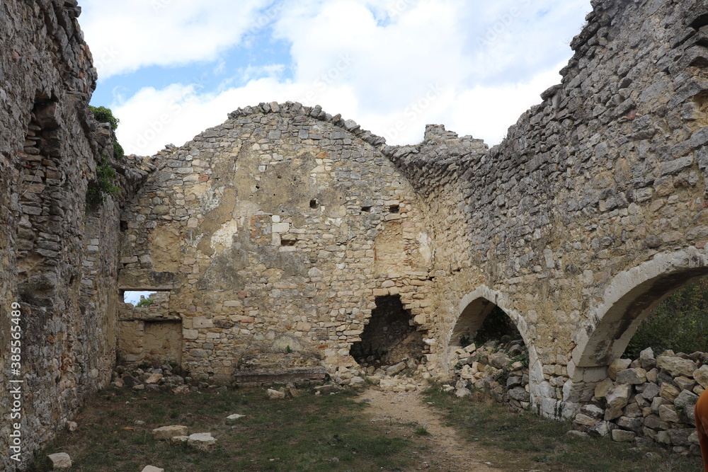 Vestiges du vieux village médiéval de Allan en haut de la colline, ville de Allan, département de la Drôme, France