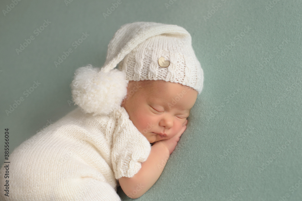 Beautiful newborn sleeping with knitted hat
Beautiful newborn sleeping with knitted hat