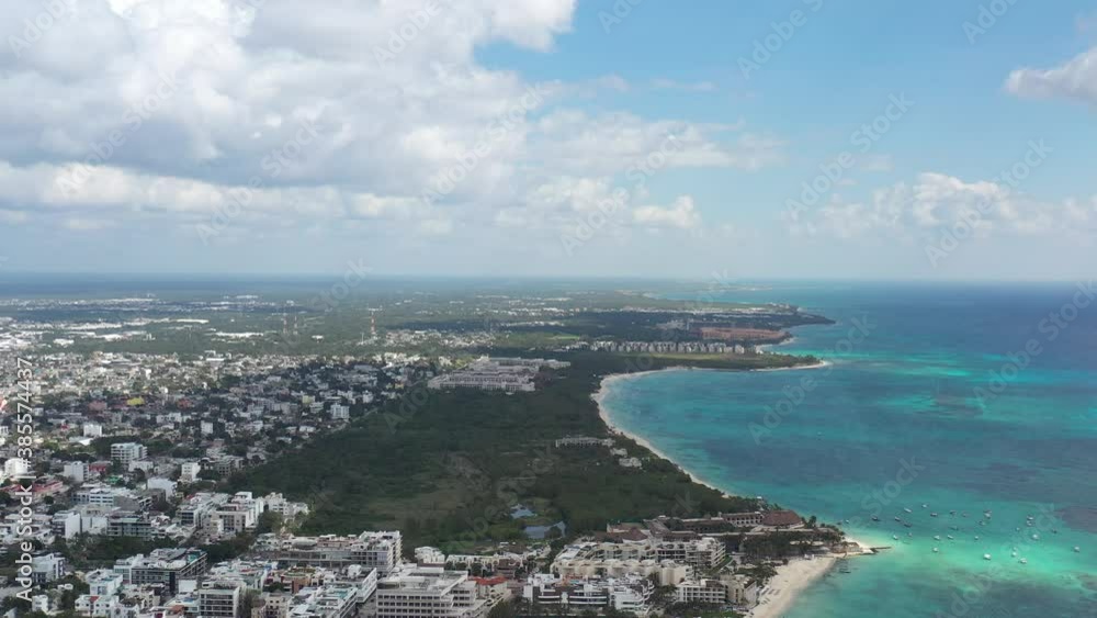 Espectacular vista aérea de la Ciudad de Playa del Carmen, en la península de Yucatán, México con un cielo azul con nubes como fondo. Espectacular vista aérea de la Ciudad de Playa del Carmen, en la península de Yucatán, México con un cielo azul con nubes como fondo.