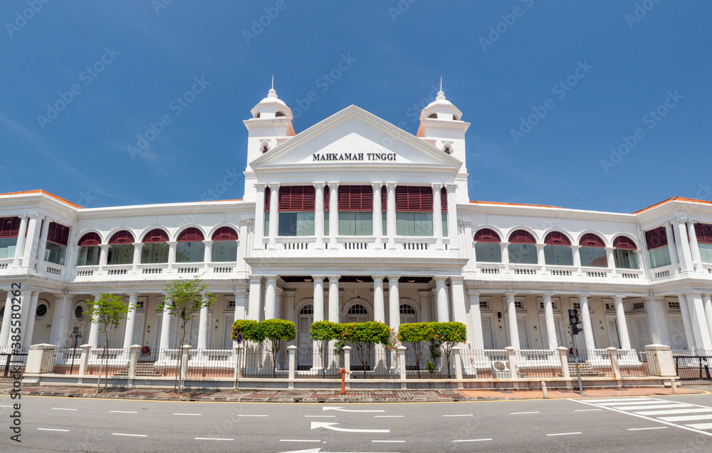 Obraz premium Penang, Georgetown, Malaysia. High Court colonial British building architecture.
