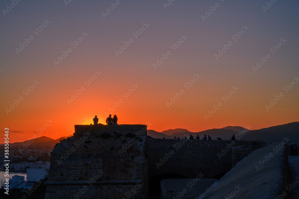 fabuleux coucher de soleil depuis les remparts d'Ibiza
