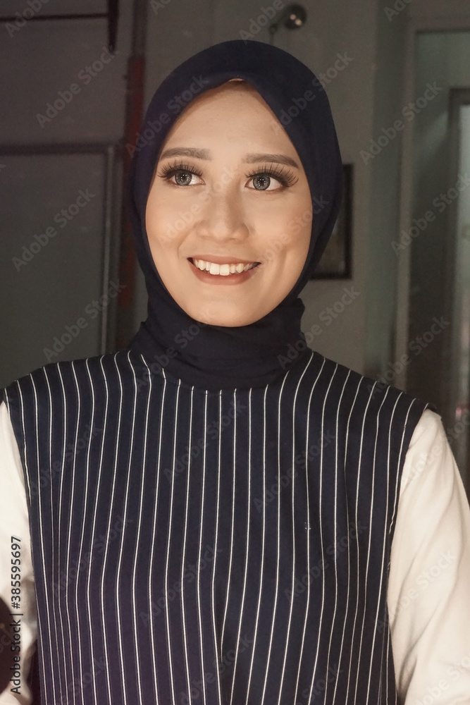 Muslim female models are in the mirror and make up themselves. Muslim female models are in the mirror and make up themselves.