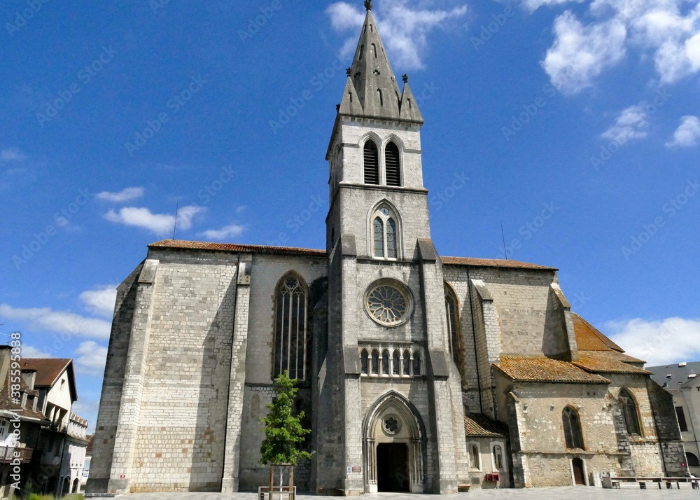 Façade sud de l’église Saint-Pierre à Orthez