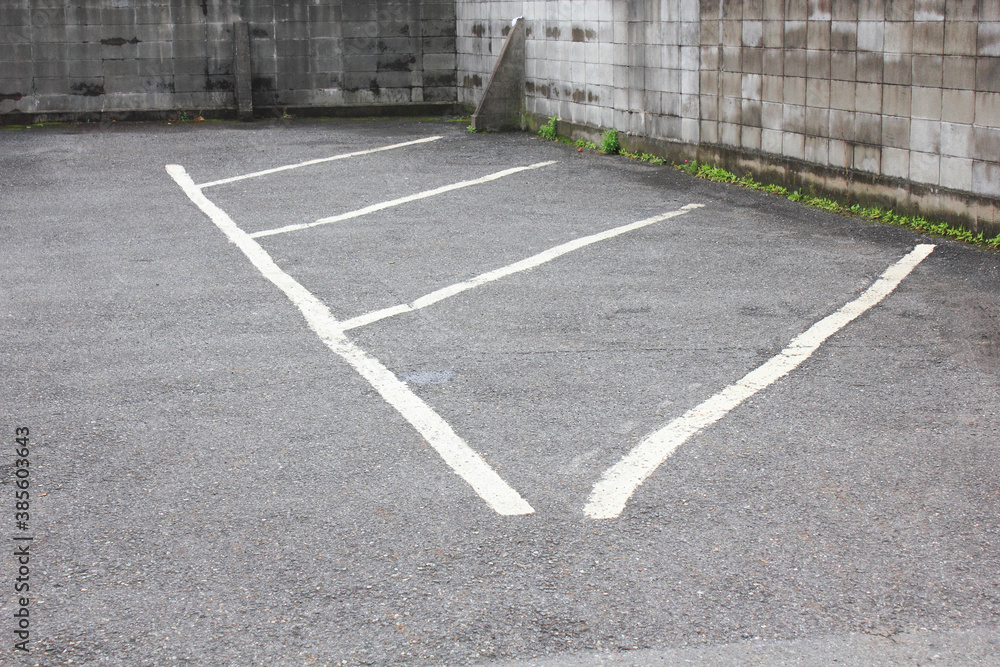 平面駐車場の白線 Stock Photo | Adobe Stock