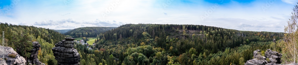 Panorama Bieletal, einem waldreiches Urlaubs- und Erholungsgebiet im Nationalpark Sächsische Schweiz bei  blauem Himmel mit Wolken