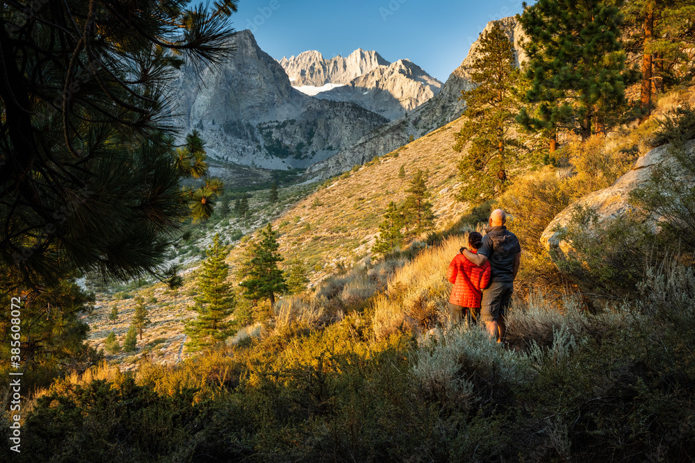 Fototapeta premium Couple takes in the view of the Middle Palisade at sunrise