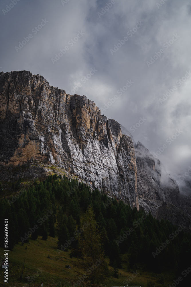 Fototapeta premium View of the cloudy mountains