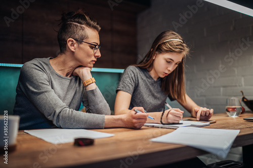 Εκτύπωση καμβά single mother helping her teenage daughter do her homework