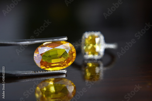  A shiny yellow gem In the gemstone clip