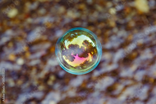 Wallpaper Mural 川の砂利に浮かぶシャボン玉 Torontodigital.ca